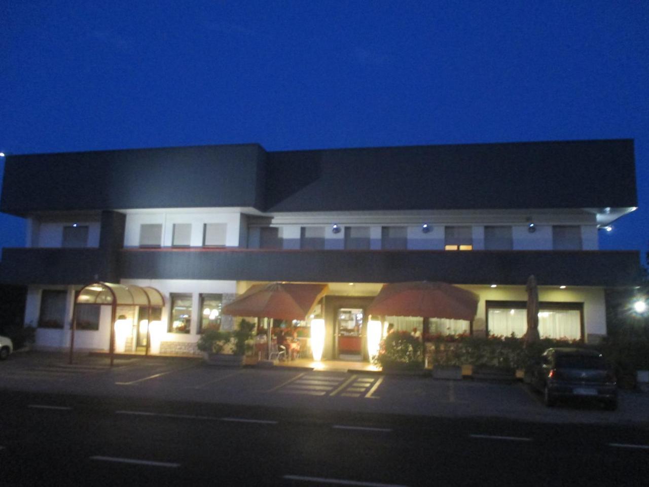 Hotel O'Scugnizzo 2 Беллуно Экстерьер фото